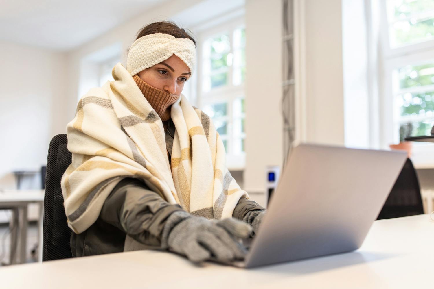 Pourquoi les femmes ont-elles plus froid que les hommes ?